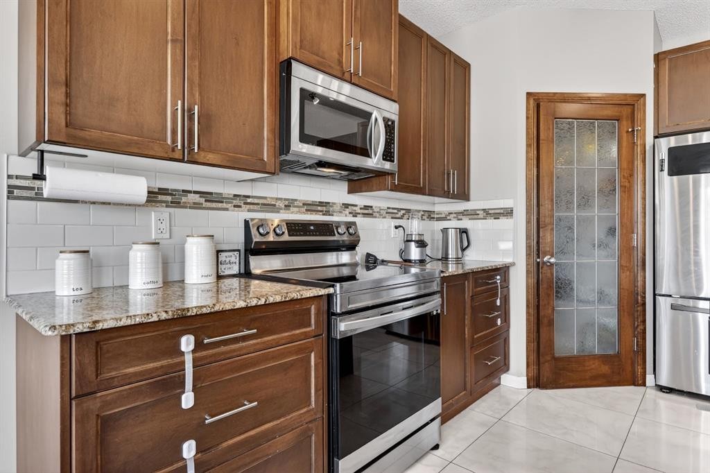 71 Walden Manor Se, Calgary, AB - Indoor Photo Showing Kitchen