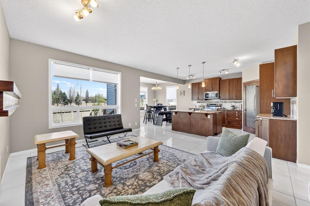 71 Walden Manor Se, Calgary, AB - Indoor Photo Showing Living Room