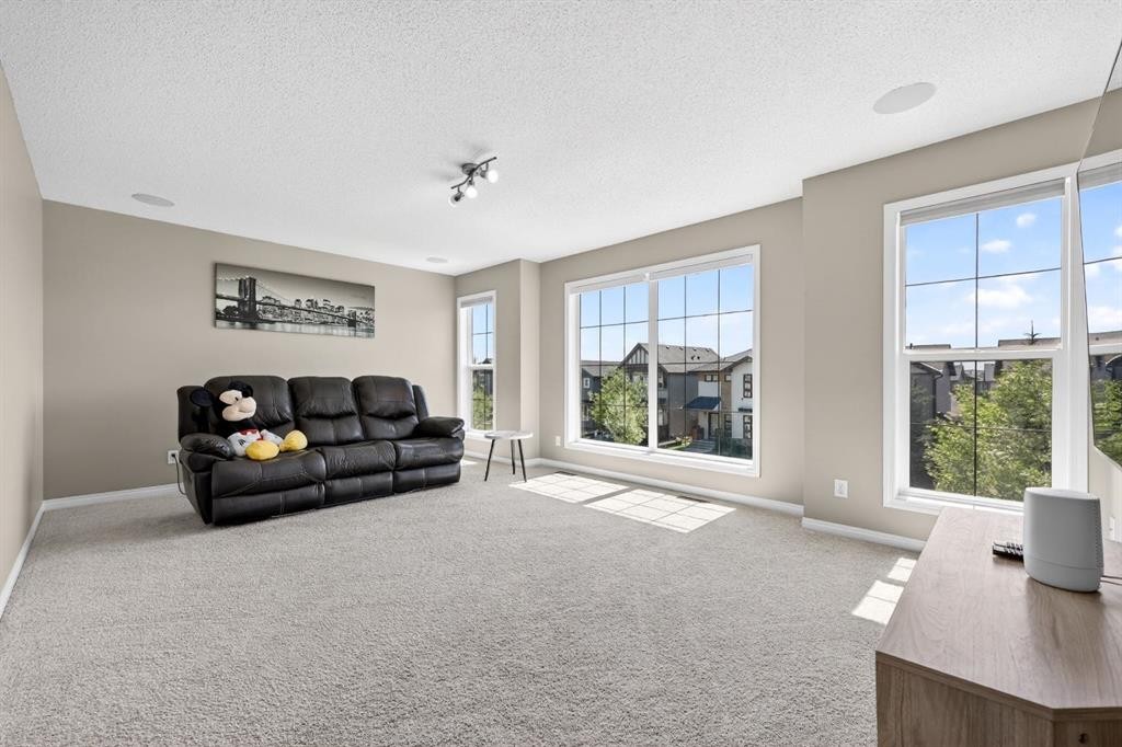 71 Walden Manor Se, Calgary, AB - Indoor Photo Showing Living Room