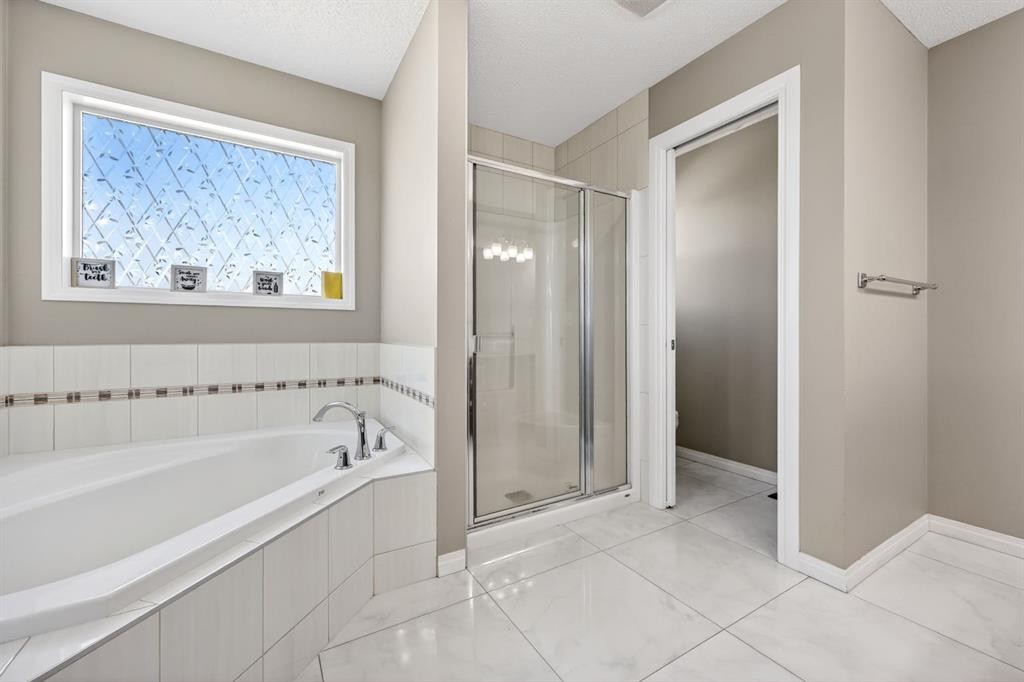 71 Walden Manor Se, Calgary, AB - Indoor Photo Showing Bathroom