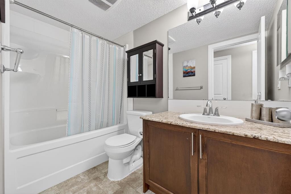 71 Walden Manor Se, Calgary, AB - Indoor Photo Showing Bathroom
