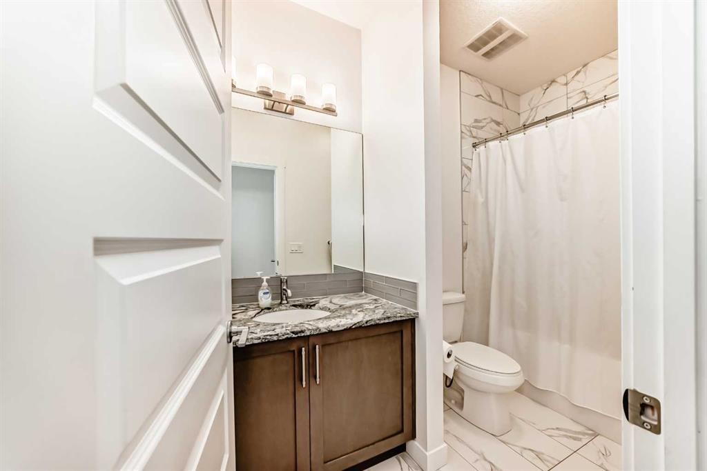 65 Saddlestone Green Ne, Calgary, AB - Indoor Photo Showing Bathroom