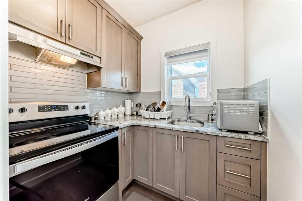 65 Saddlestone Green Ne, Calgary, AB - Indoor Photo Showing Kitchen