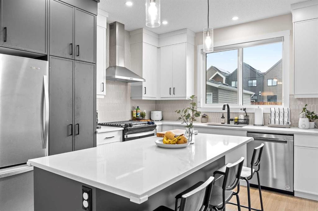 72 Seton Villas Se, Calgary, AB - Indoor Photo Showing Kitchen With Upgraded Kitchen