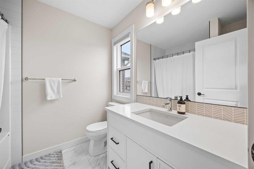 72 Seton Villas Se, Calgary, AB - Indoor Photo Showing Bathroom