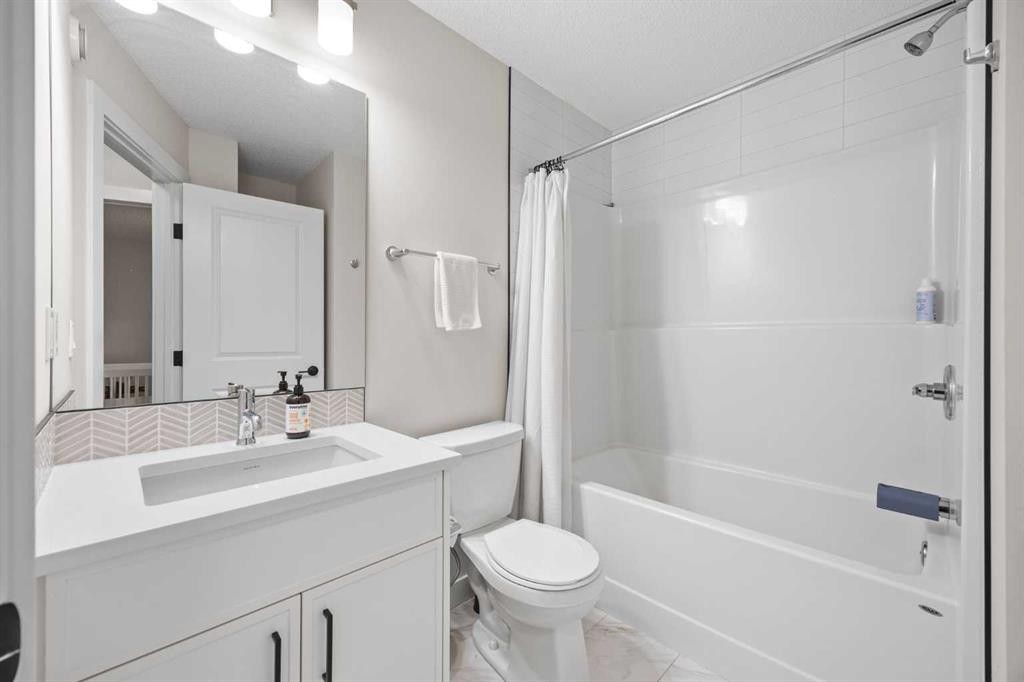 72 Seton Villas Se, Calgary, AB - Indoor Photo Showing Bathroom