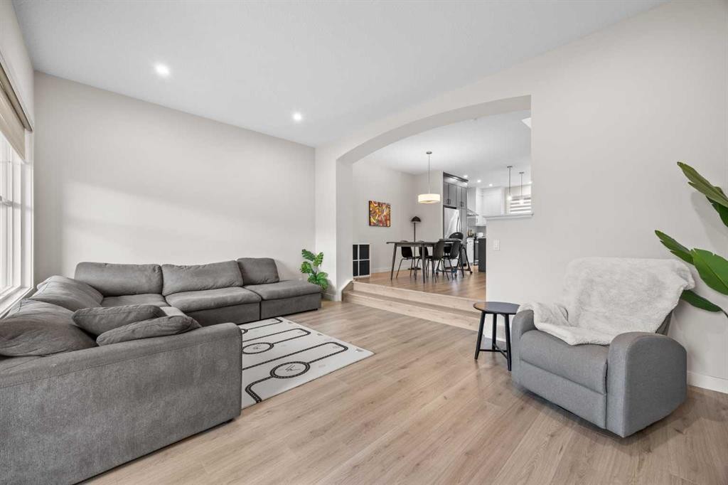 72 Seton Villas Se, Calgary, AB - Indoor Photo Showing Living Room
