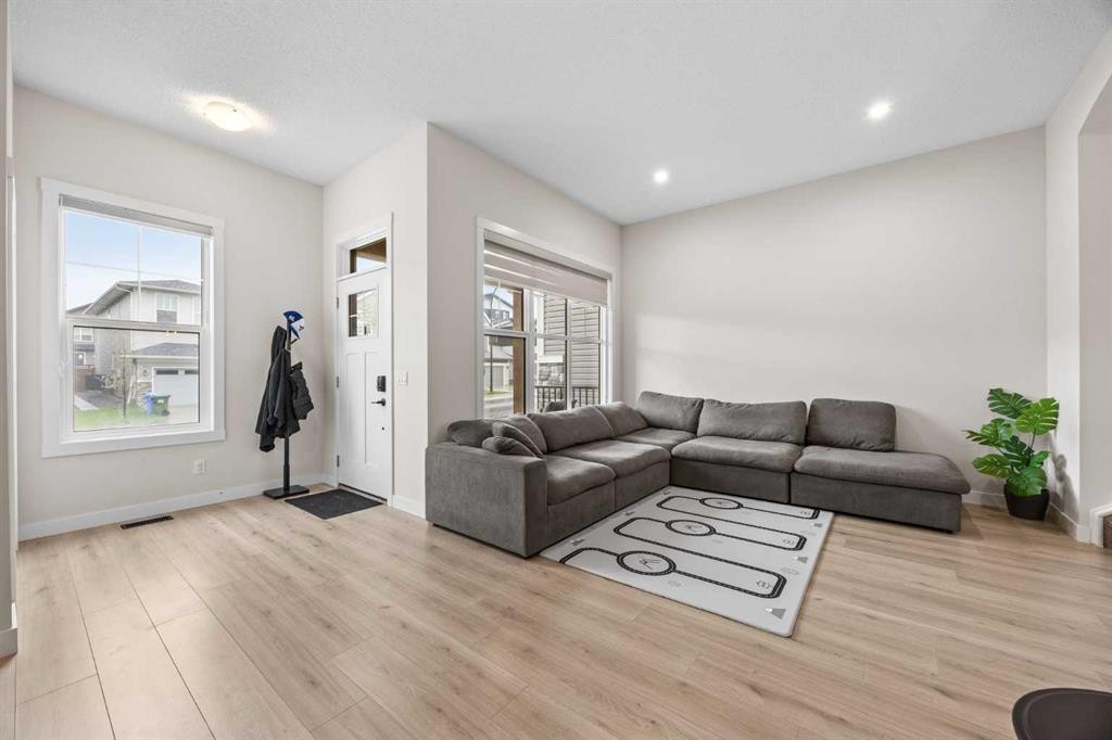 72 Seton Villas Se, Calgary, AB - Indoor Photo Showing Living Room