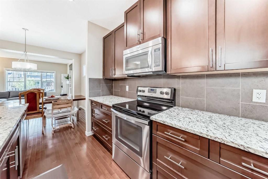 199 River Heights Green, Cochrane, AB - Indoor Photo Showing Kitchen With Upgraded Kitchen