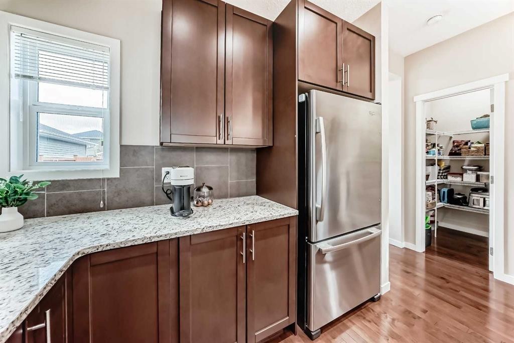 199 River Heights Green, Cochrane, AB - Indoor Photo Showing Kitchen