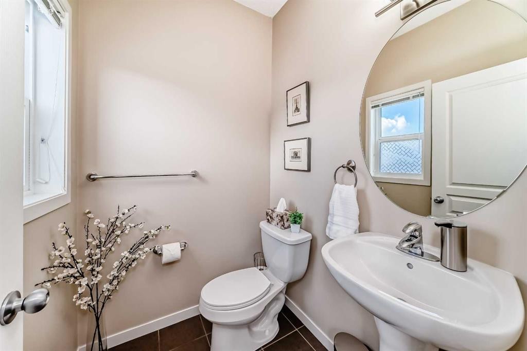 199 River Heights Green, Cochrane, AB - Indoor Photo Showing Bathroom