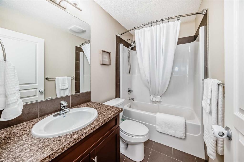 199 River Heights Green, Cochrane, AB - Indoor Photo Showing Bathroom