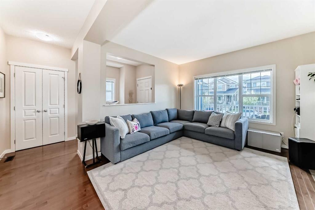 199 River Heights Green, Cochrane, AB - Indoor Photo Showing Living Room