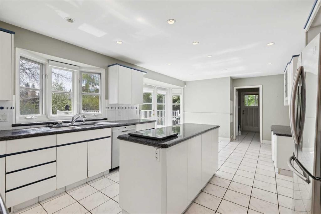 1207 Baldwin Crescent Sw, Calgary, AB - Indoor Photo Showing Kitchen