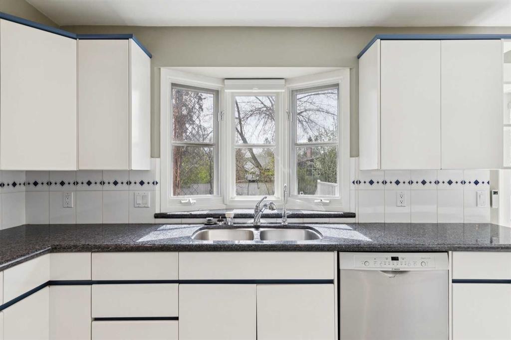 1207 Baldwin Crescent Sw, Calgary, AB - Indoor Photo Showing Kitchen With Double Sink