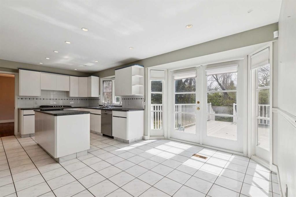 1207 Baldwin Crescent Sw, Calgary, AB - Indoor Photo Showing Kitchen
