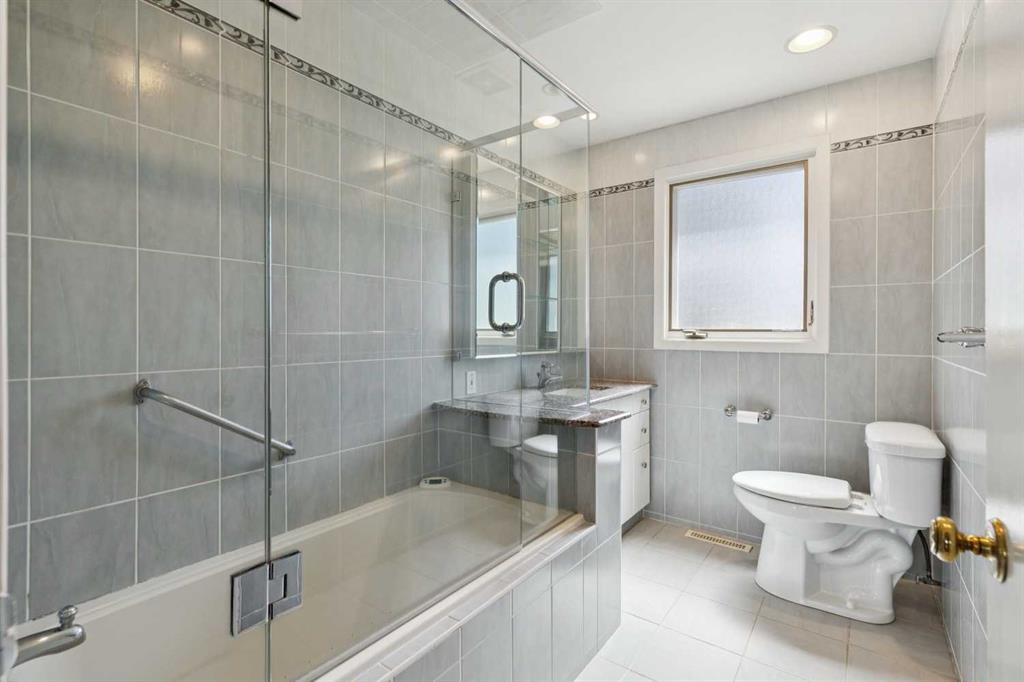 1207 Baldwin Crescent Sw, Calgary, AB - Indoor Photo Showing Bathroom