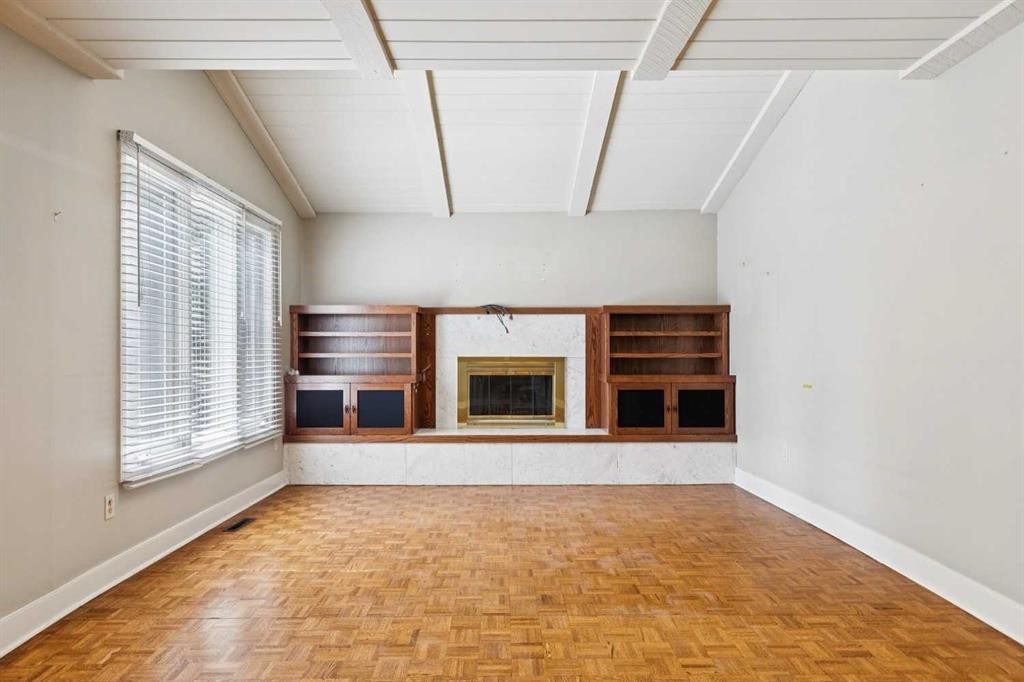1207 Baldwin Crescent Sw, Calgary, AB - Indoor With Fireplace