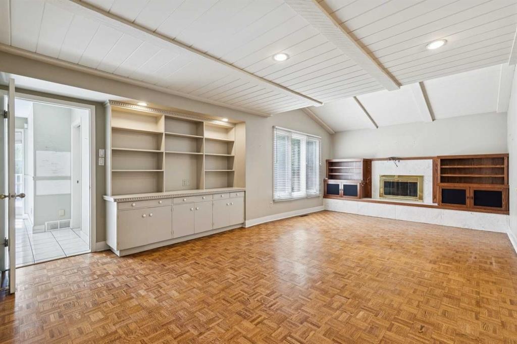 1207 Baldwin Crescent Sw, Calgary, AB - Indoor With Fireplace