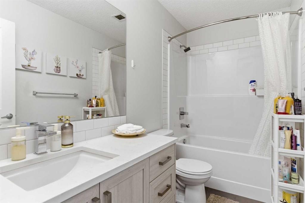 3417-33 Carringham Gate Nw, Calgary, AB - Indoor Photo Showing Bathroom