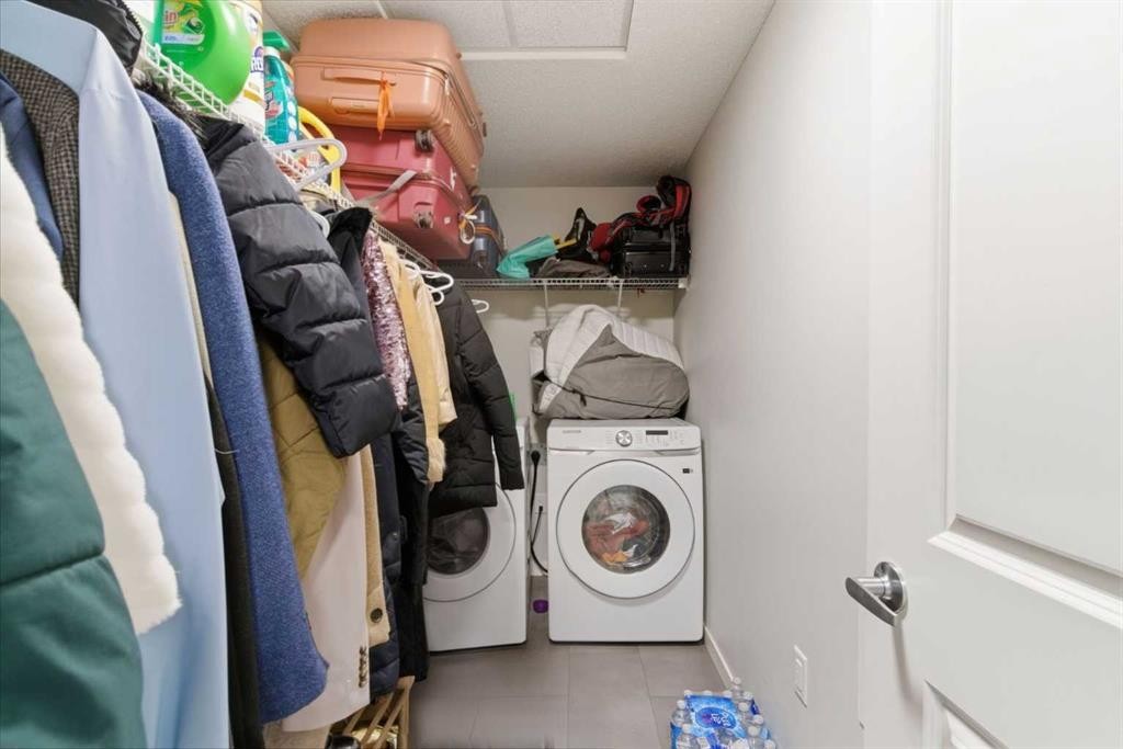 3417-33 Carringham Gate Nw, Calgary, AB - Indoor Photo Showing Laundry Room
