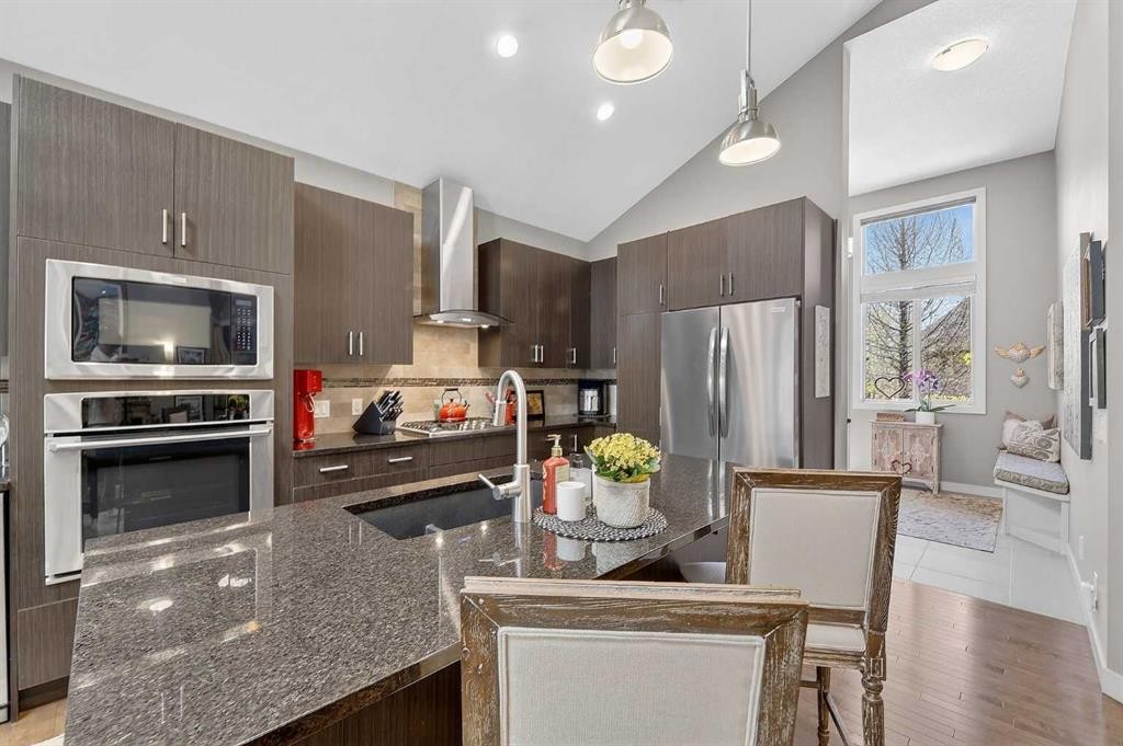 43 Cortina Villas Sw, Calgary, AB - Indoor Photo Showing Kitchen With Upgraded Kitchen