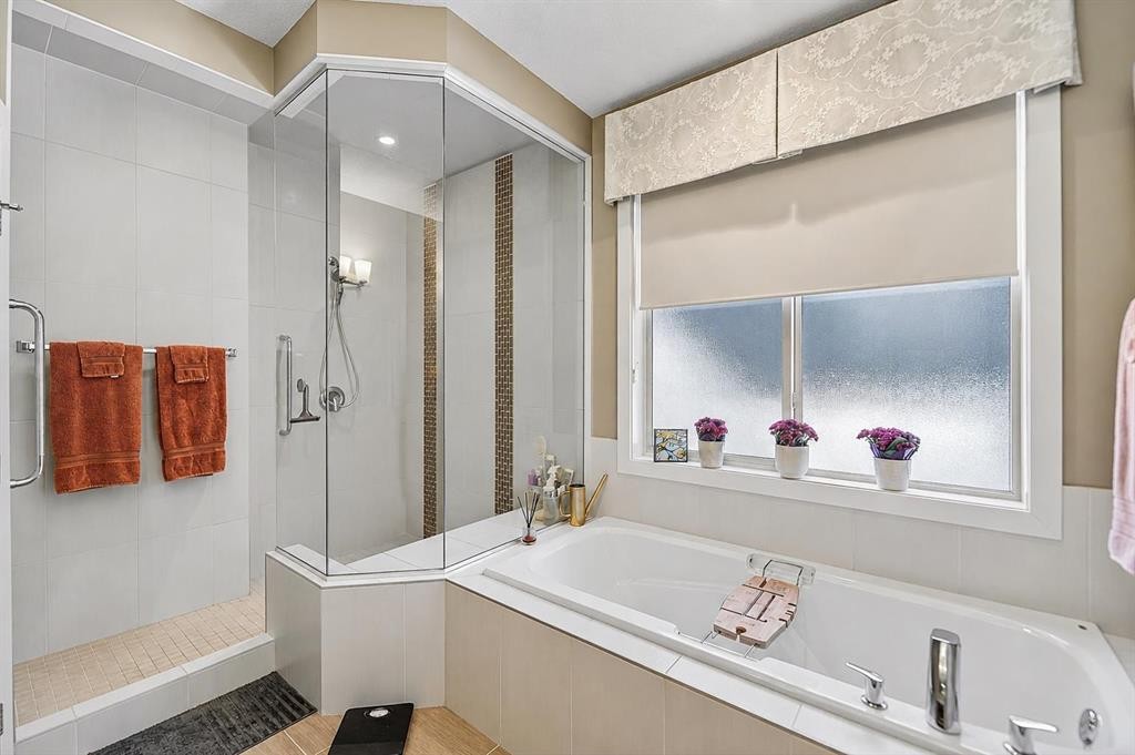 43 Cortina Villas Sw, Calgary, AB - Indoor Photo Showing Bathroom