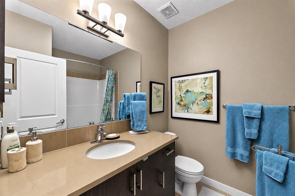 43 Cortina Villas Sw, Calgary, AB - Indoor Photo Showing Bathroom