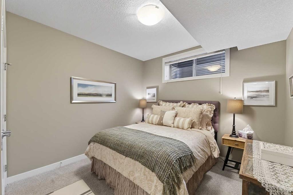 43 Cortina Villas Sw, Calgary, AB - Indoor Photo Showing Bedroom