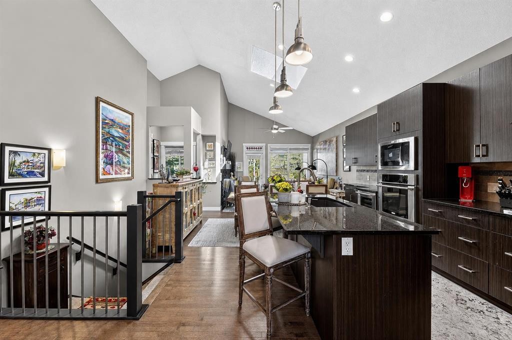 43 Cortina Villas Sw, Calgary, AB - Indoor Photo Showing Kitchen With Upgraded Kitchen