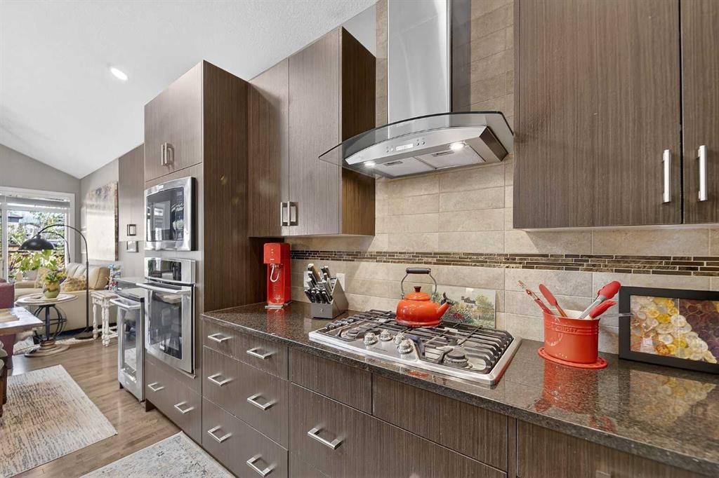 43 Cortina Villas Sw, Calgary, AB - Indoor Photo Showing Kitchen