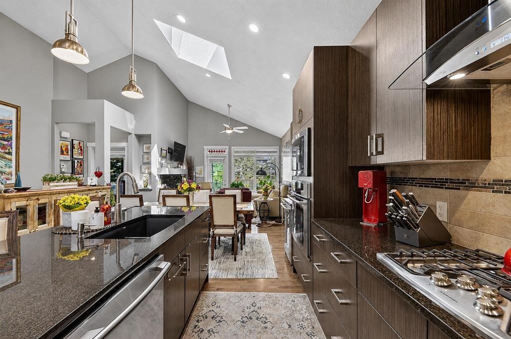 43 Cortina Villas Sw, Calgary, AB - Indoor Photo Showing Kitchen With Upgraded Kitchen