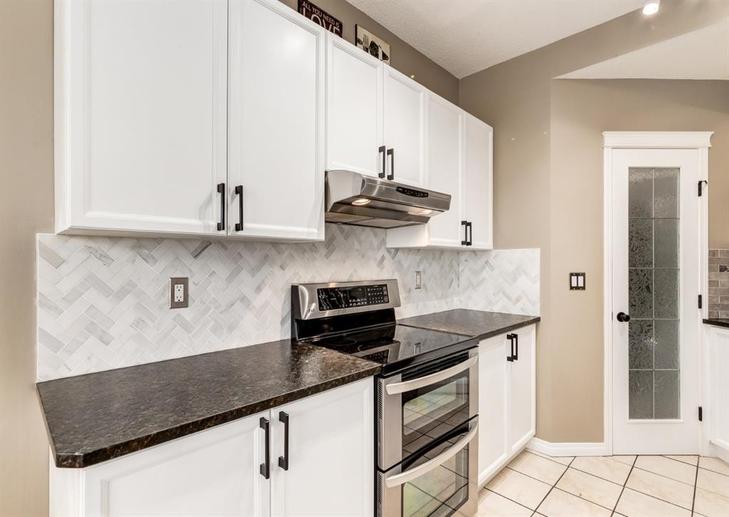 124 Copperfield Green Se, Calgary, AB - Indoor Photo Showing Kitchen