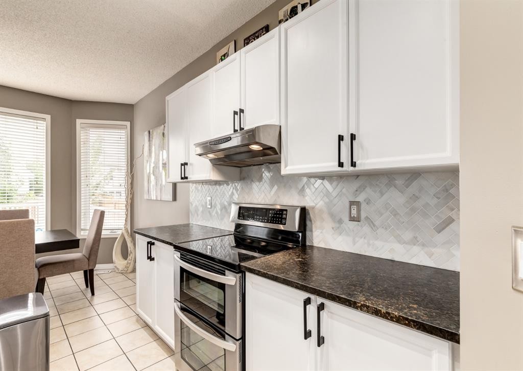 124 Copperfield Green Se, Calgary, AB - Indoor Photo Showing Kitchen