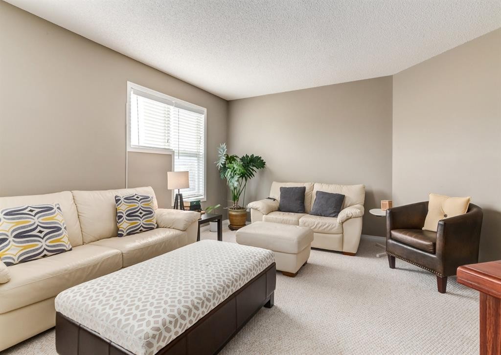 124 Copperfield Green Se, Calgary, AB - Indoor Photo Showing Living Room