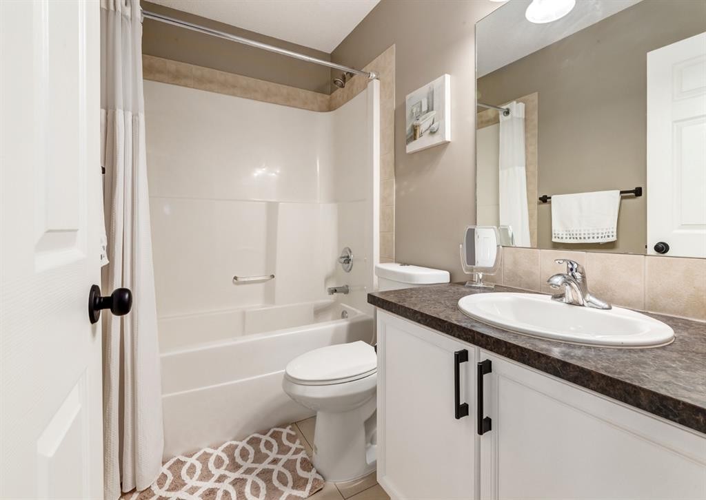 124 Copperfield Green Se, Calgary, AB - Indoor Photo Showing Bathroom