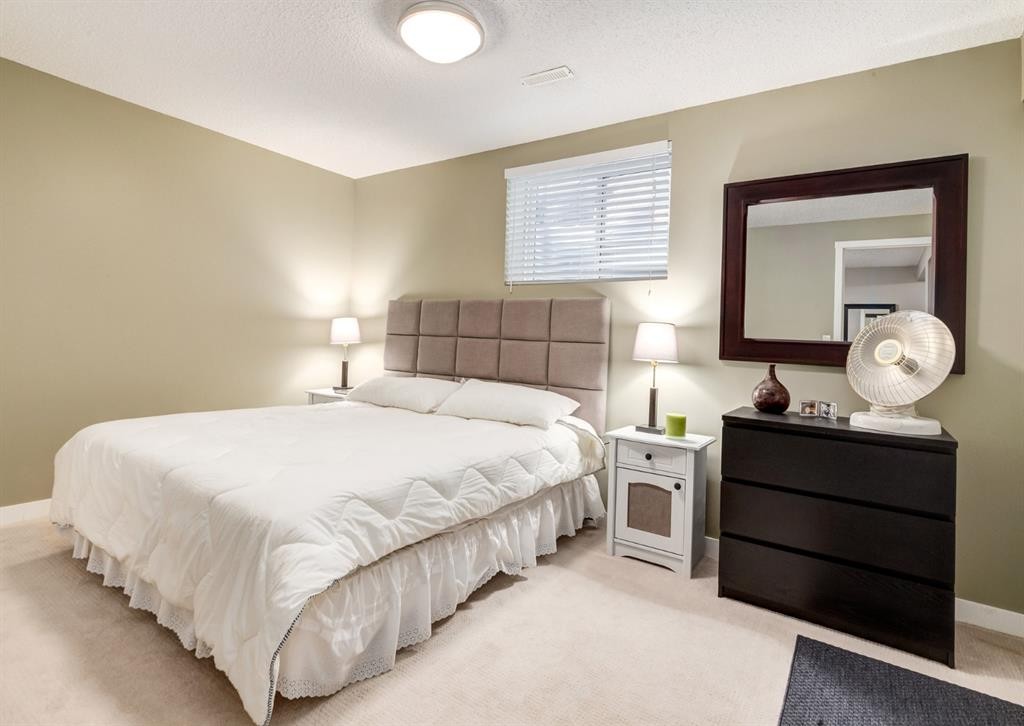 124 Copperfield Green Se, Calgary, AB - Indoor Photo Showing Bedroom