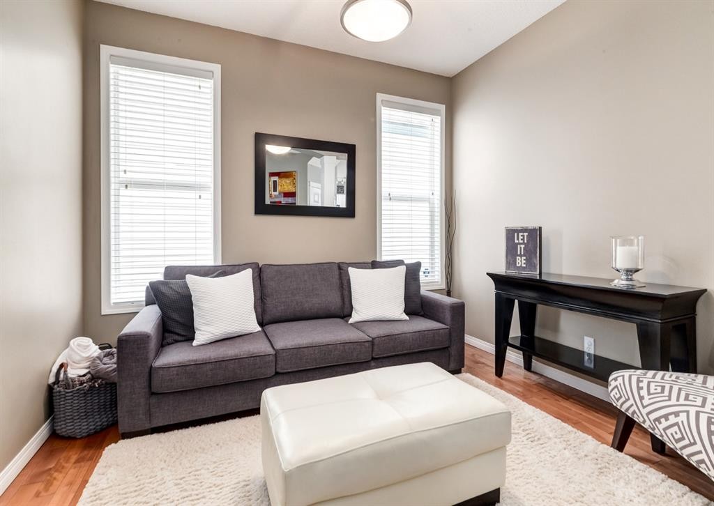 124 Copperfield Green Se, Calgary, AB - Indoor Photo Showing Living Room