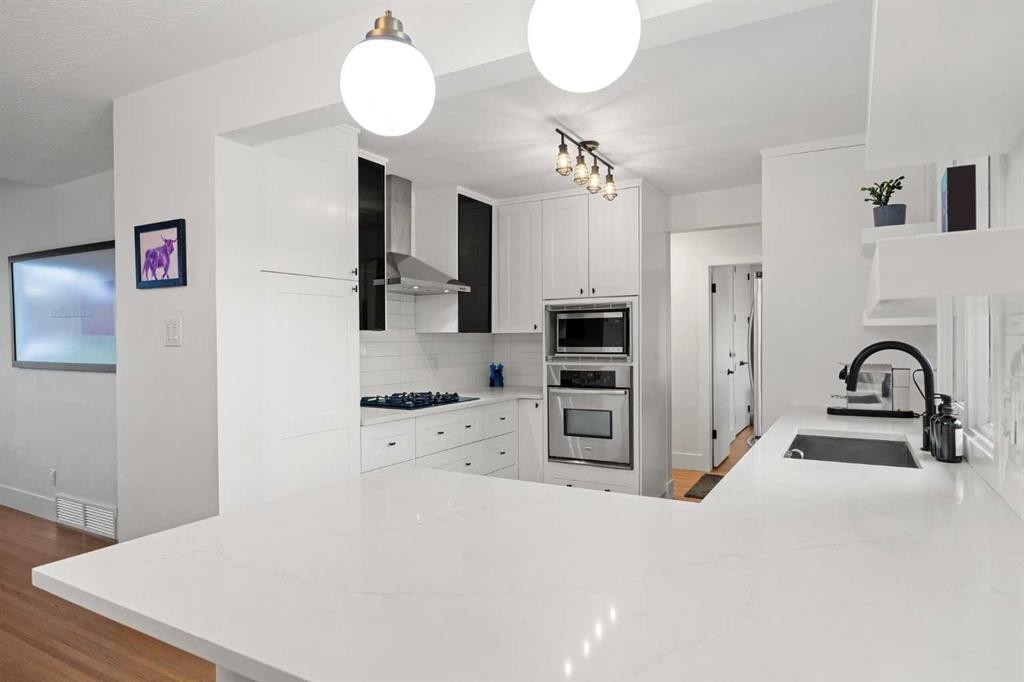 32 Westminster Drive Sw, Calgary, AB - Indoor Photo Showing Kitchen
