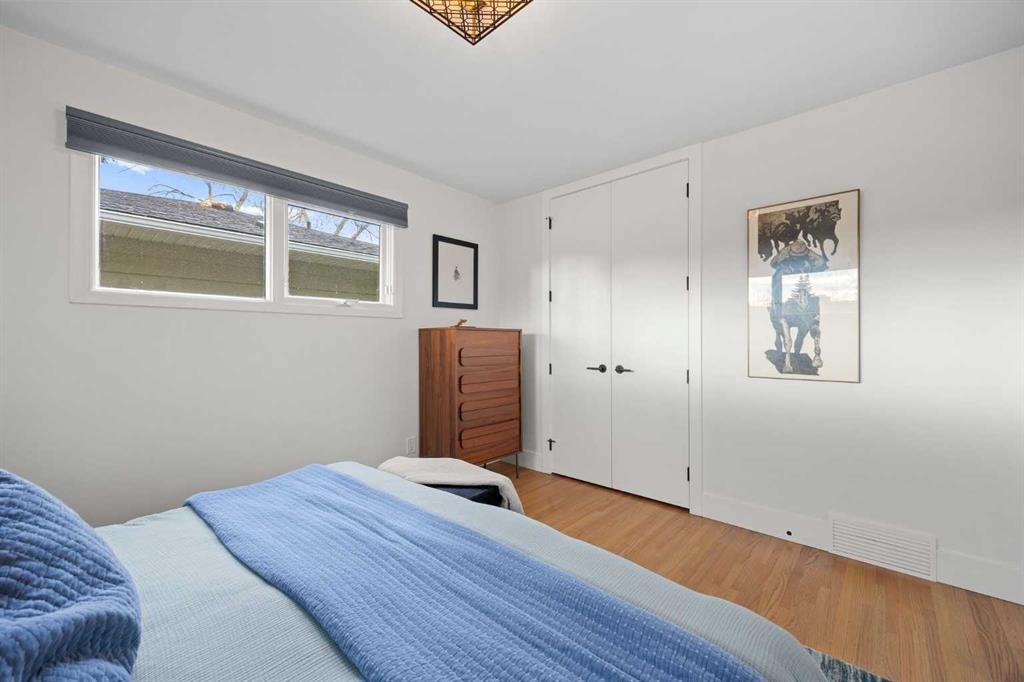 32 Westminster Drive Sw, Calgary, AB - Indoor Photo Showing Bedroom