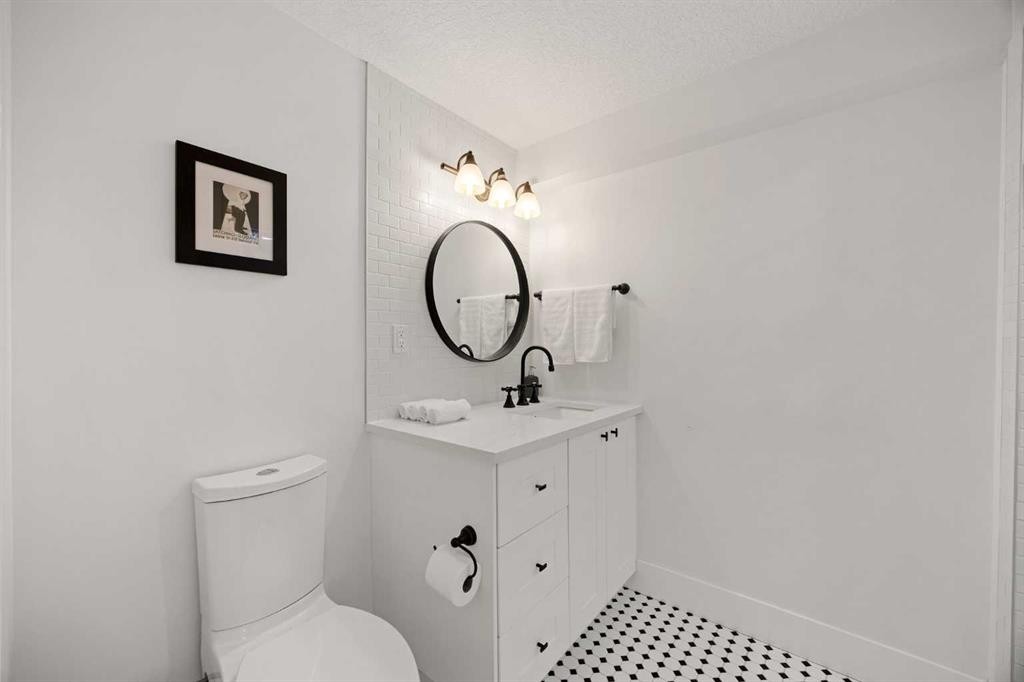 32 Westminster Drive Sw, Calgary, AB - Indoor Photo Showing Bathroom
