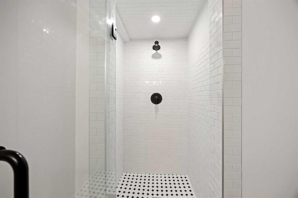 32 Westminster Drive Sw, Calgary, AB - Indoor Photo Showing Bathroom