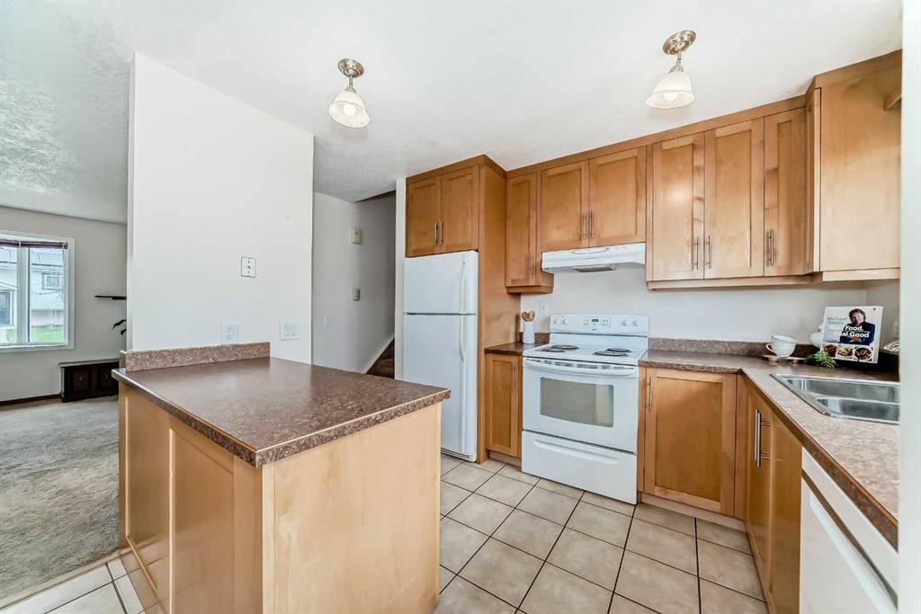 41 Alder Crescent Se, Airdrie, AB - Indoor Photo Showing Kitchen With Double Sink