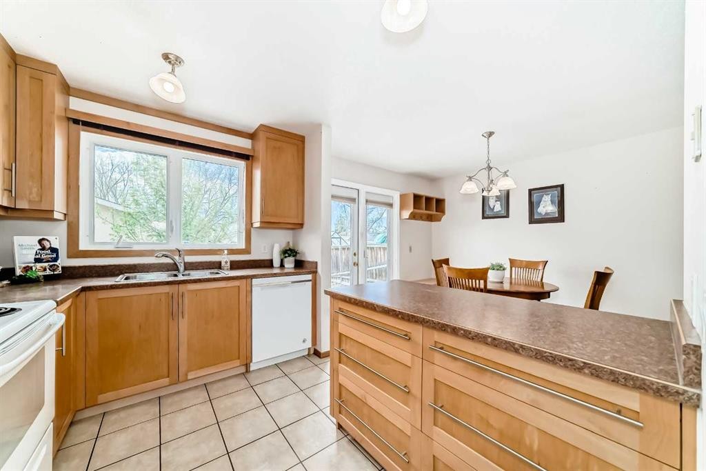 41 Alder Crescent Se, Airdrie, AB - Indoor Photo Showing Kitchen With Double Sink