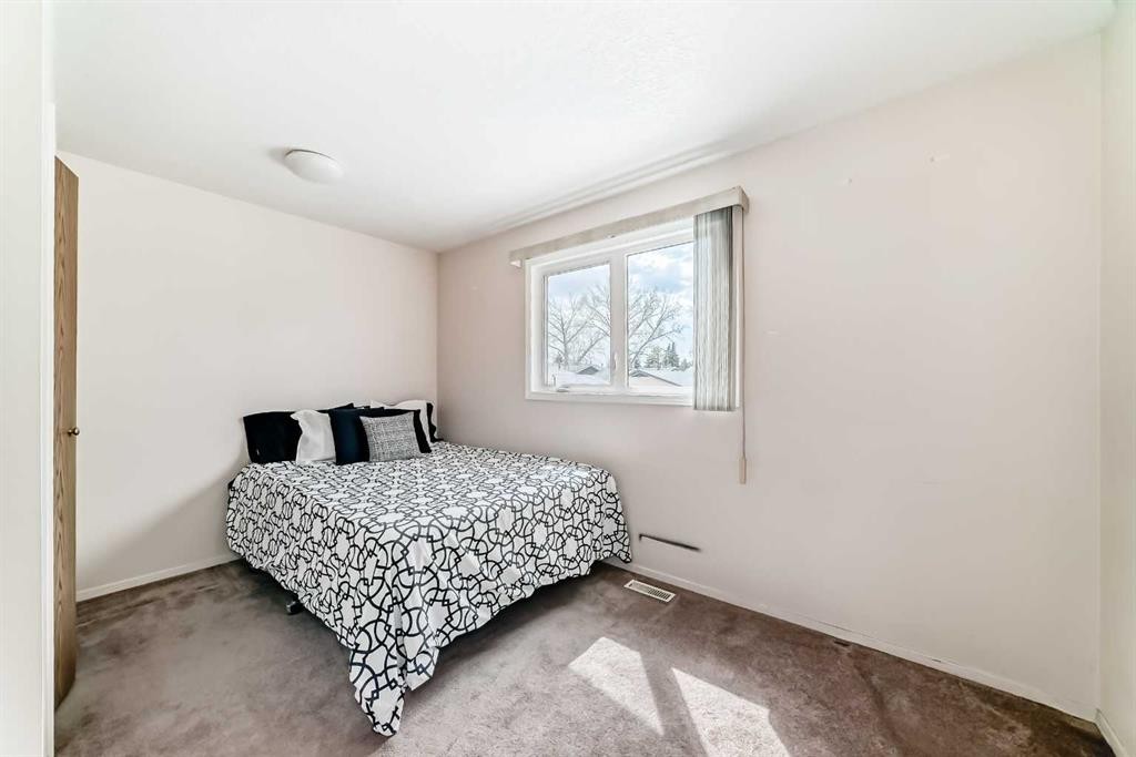 41 Alder Crescent Se, Airdrie, AB - Indoor Photo Showing Bedroom