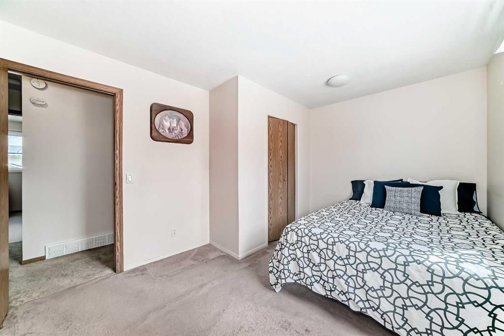 41 Alder Crescent Se, Airdrie, AB - Indoor Photo Showing Bedroom