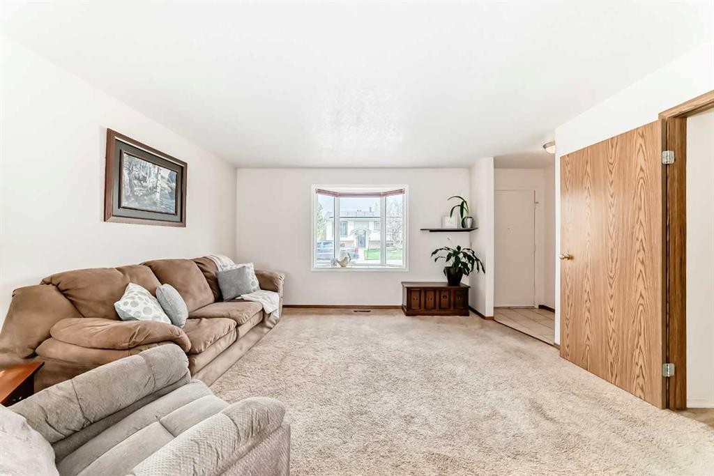 41 Alder Crescent Se, Airdrie, AB - Indoor Photo Showing Living Room
