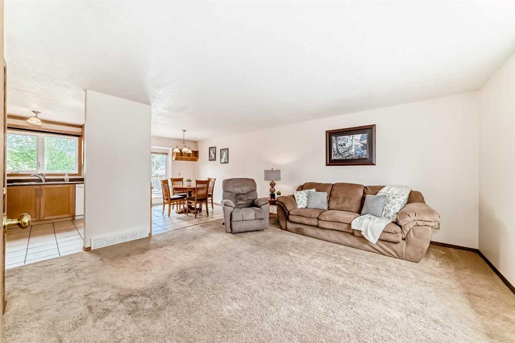 41 Alder Crescent Se, Airdrie, AB - Indoor Photo Showing Living Room
