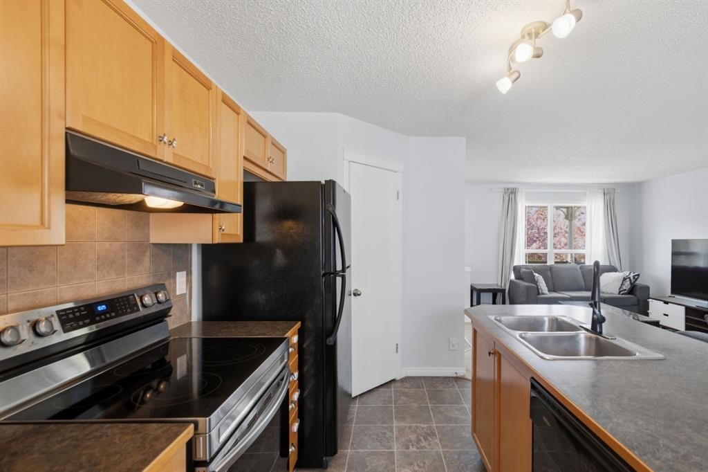 80 Prestwick Bay Se, Calgary, AB - Indoor Photo Showing Kitchen With Double Sink