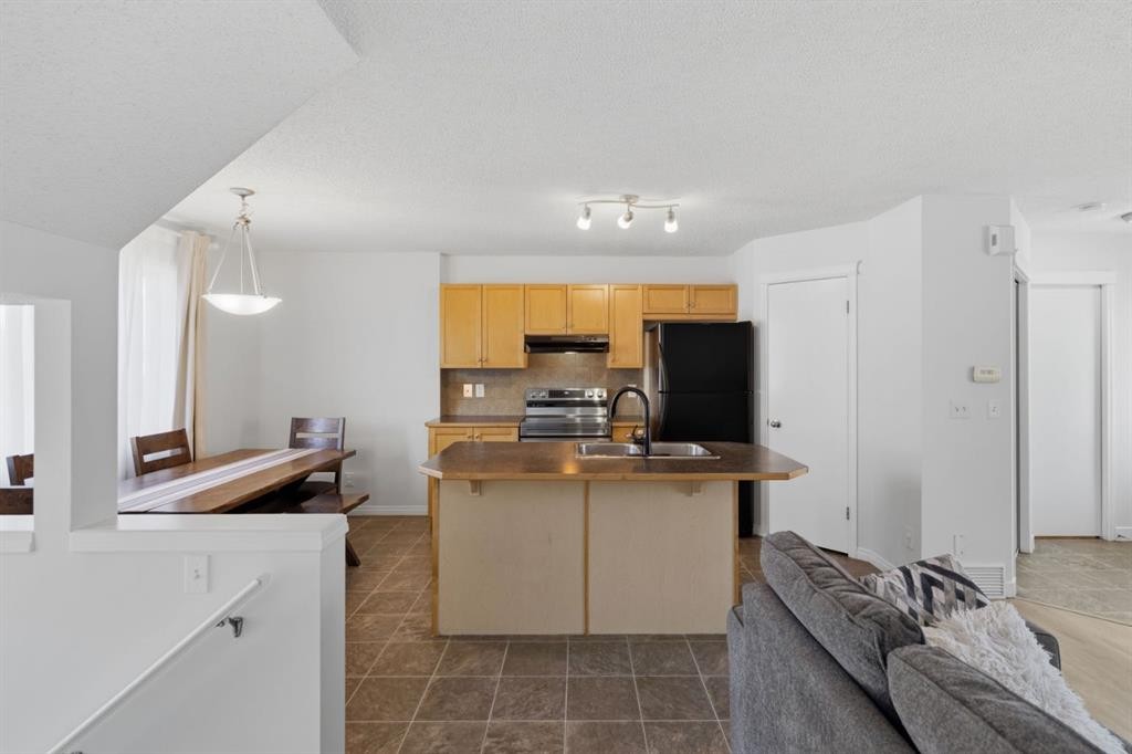 80 Prestwick Bay Se, Calgary, AB - Indoor Photo Showing Kitchen